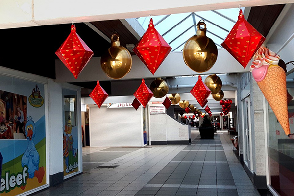 winkeldecoratie grote kerstbal goud prisma rood